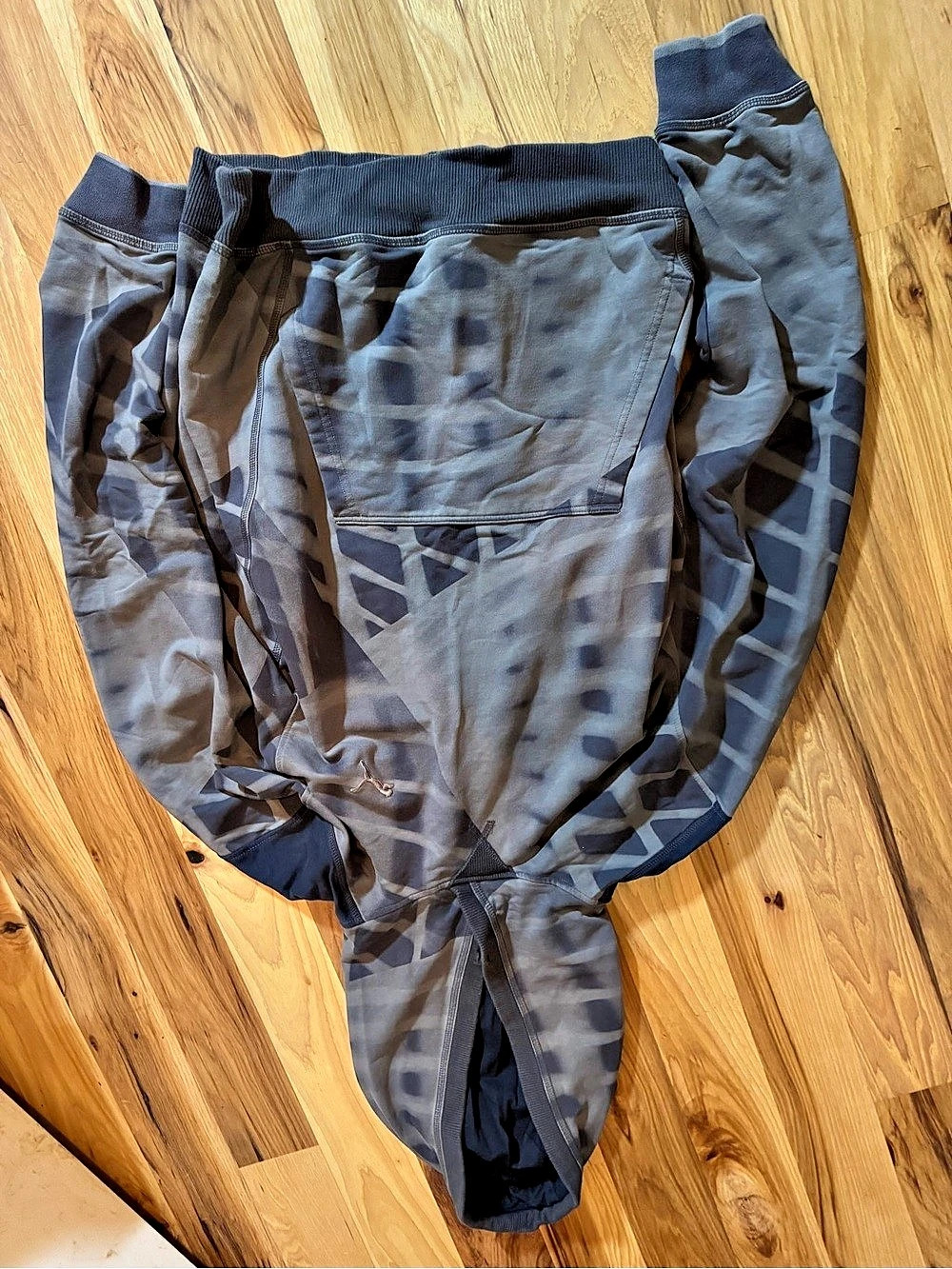 Pumas woman’s Geometric Jacket Size Medium